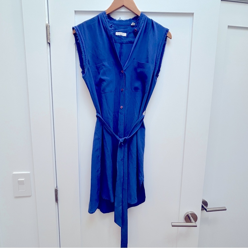 Sleeveless tunic dress with belt